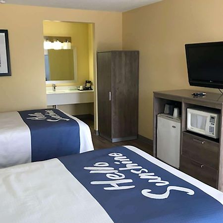 Days Inn By Wyndham Cape Carteret Near Emerald Isle Екстериор снимка