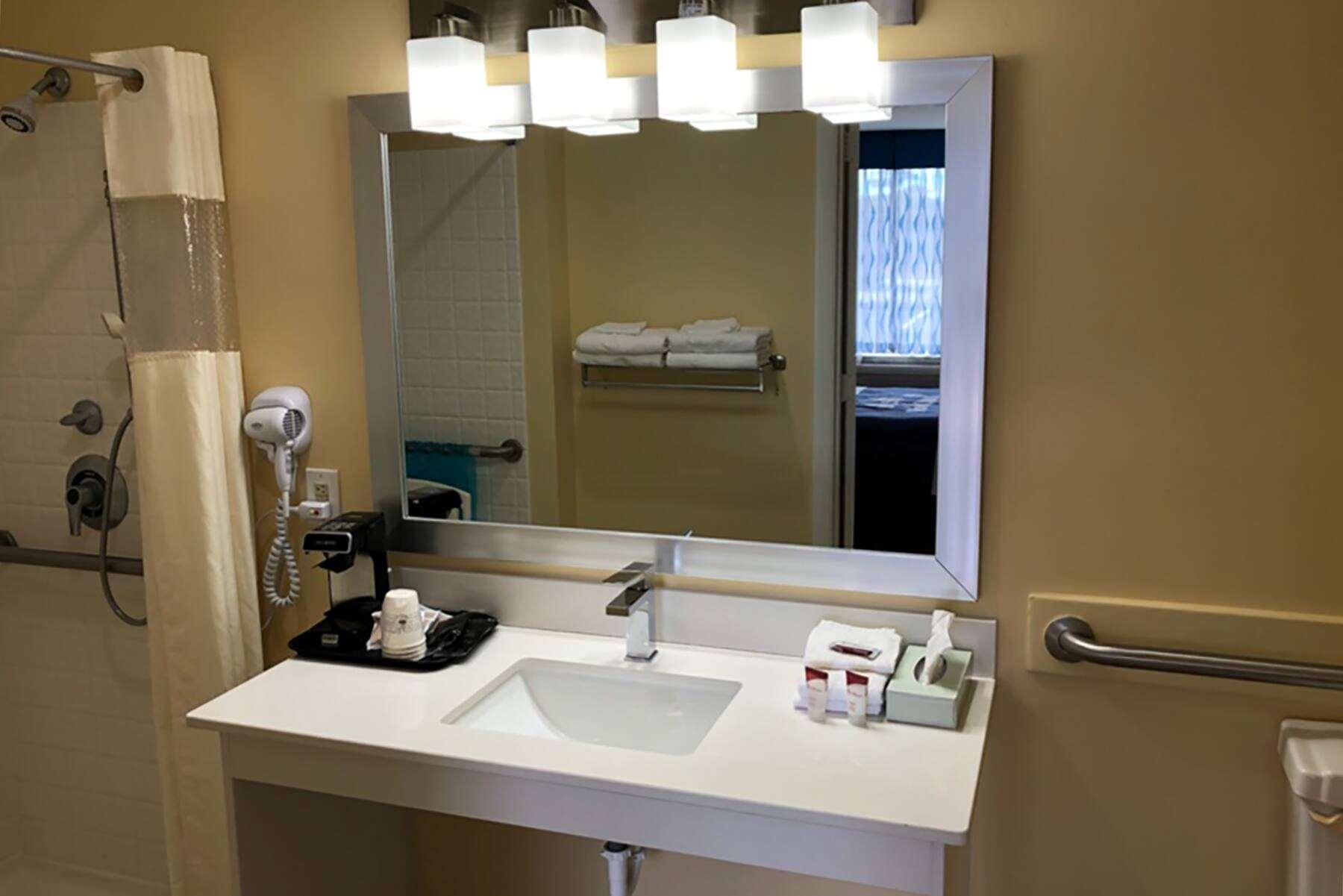 Days Inn By Wyndham Cape Carteret Near Emerald Isle Екстериор снимка