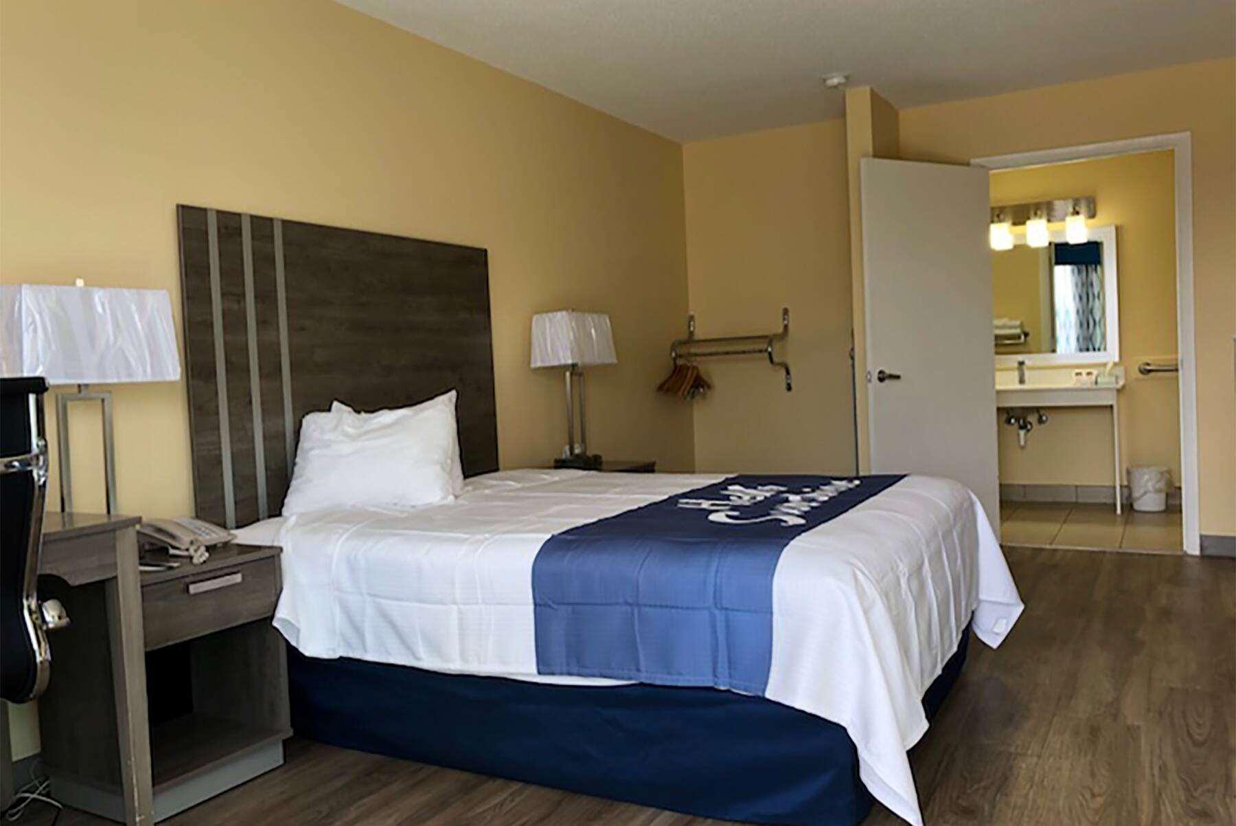 Days Inn By Wyndham Cape Carteret Near Emerald Isle Екстериор снимка